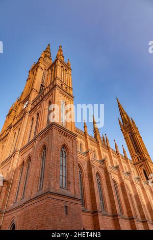 Die Marktkirche ist die evangelische Hauptkirche in Wiesbaden, der Landeshauptstadt von Hessen. Die neugotische Kirche am zentralen Schlossplatz. Stockfoto