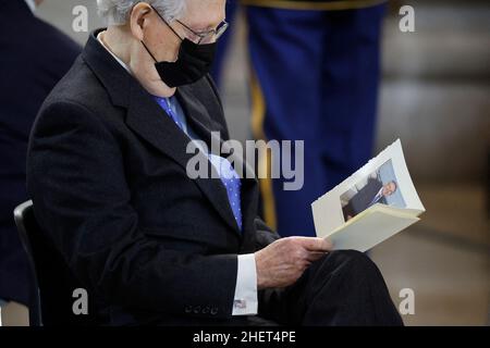 Mitch McConnell (R-KY), der Vorsitzende der Senatsminderheit, nimmt an der Gedenkfeier für Harry Reid, den ehemaligen Mehrheitsführer des Senats, Teil, der am 12. Januar 2022 in Washington, DC, USA, in der US-Rotunde des Kapitols liegt. Der Demokrat Reid vertrat Nevada mehr als 30 Jahre lang im Kongress, acht davon als Mehrheitsführer des Senats. Foto von Chip Somodevilla/Pool/ABACAPRESS.COM Stockfoto