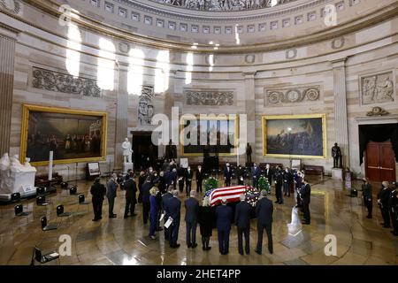 Mitglieder des US-Senats stehen in einem Kreis um die mit einer Flagge drapierte Schatulle des ehemaligen Mehrheitsführers des Senats, Harry Reid, während er am 12. Januar 2022 in Washington, DC, USA, in der Rotunde des US-Kapitols im Staat liegt. Der Demokrat Reid vertrat Nevada mehr als 30 Jahre lang im Kongress, acht davon als Mehrheitsführer des Senats. Foto von Chip Somodevilla/Pool/ABACAPRESS.COM Stockfoto