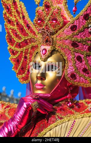Frau in bunten rosa und Gold Maske und historische Phantasie Kleid Kostüm, Nahaufnahme Porträt, Karneval von Venedig, Carnevale di Venezia, Italien
