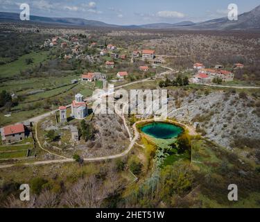 Panorama von Izvor Cetine und der katholischen Kirche in Dalmatien, Kroatien. Stockfoto