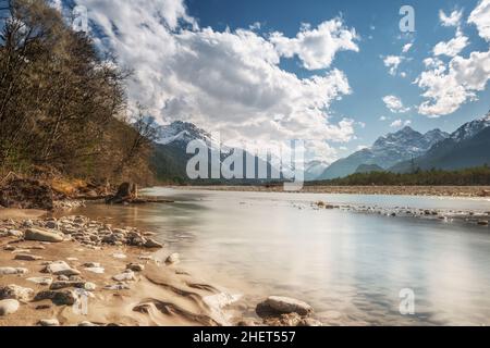 Sandige und steinige Flussufer mit kaltem Wasser im österreichischen Bergtal Stockfoto