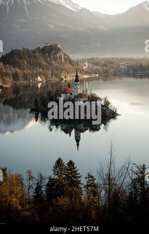 Blick auf den Bleder See vom Berg Osojnica, der berühmten Wahrzeichen-Insel in Slowenien Stockfoto