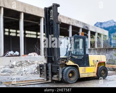 Schwerer schwarz-orangefarbener Diesel-Gabelstapler auf der Baustelle Stockfoto