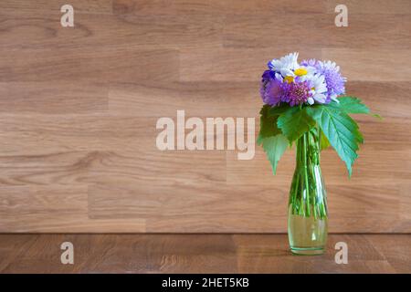 Vase mit handgepflückten Blumen auf Holz für Muttertag Grußkarte Stockfoto