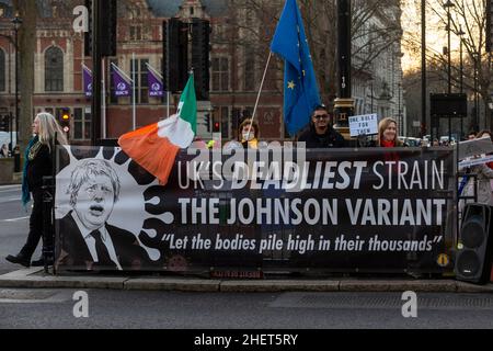 London, Großbritannien. 12. Januar 2022. Demonstranten gegenüber dem Parlamentsgebäude mit Transparenten und Schildern, die ihre Ansichten zum Ausdruck brachten, als sich der Premierminister Boris Johnson im Unterhaus für die Teilnahme an einer Party am 20. Mai 2020 in den Gärten der Downing Street 10 entschuldigte, zu einer Zeit, als britische Sperrbeschränkungen soziale Versammlungen verboten. Kredit: Stephen Chung / Alamy Live Nachrichten Stockfoto