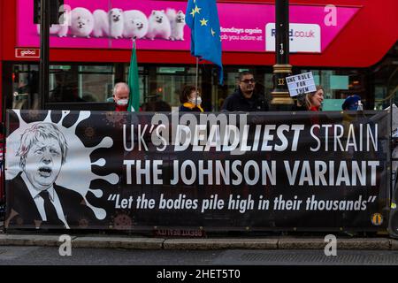 London, Großbritannien. 12. Januar 2022. Demonstranten gegenüber dem Parlamentsgebäude mit Transparenten und Schildern, die ihre Ansichten zum Ausdruck brachten, als sich der Premierminister Boris Johnson im Unterhaus für die Teilnahme an einer Party am 20. Mai 2020 in den Gärten der Downing Street 10 entschuldigte, zu einer Zeit, als britische Sperrbeschränkungen soziale Versammlungen verboten. Kredit: Stephen Chung / Alamy Live Nachrichten Stockfoto