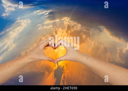 Hände von Mann und Frau bildeten sich als Herz als Liebessymbol Stockfoto