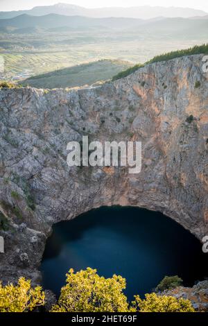 Roter See bei Sonnenaufgang im April bei Imotski, Dalmatien, Kroatien Stockfoto