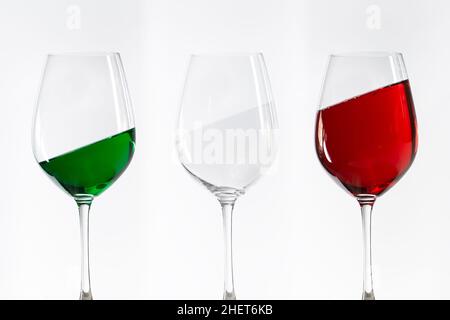 Drei Weingläser gefüllt mit den Farben der italienischen Flagge Stockfoto