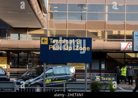 Richtung Schild Terminal 3 Am Flughafen Von Manchester England 9-12-2019 Stockfoto