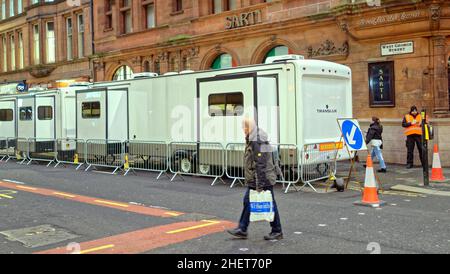 Glasgow, Schottland, UK 12th January, 2022.Neuer Batgirl-Film, der aktuell gedreht wird, da die Straßensperrungen vorhanden sind und die Sets von Parnie Street und glasgow Cross abgeschlossen werden, da der Schnee für die weihnachtsszene gelegt wird. Credit Gerard Ferry/Alamy Live News Stockfoto