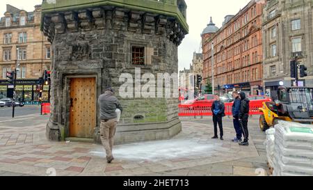 Glasgow, Schottland, UK 12th January, 2022.Neuer Batgirl-Film, der aktuell gedreht wird, da die Straßensperrungen vorhanden sind und die Sets von Parnie Street und glasgow Cross abgeschlossen werden, da der Schnee für die weihnachtsszene gelegt wird. Credit Gerard Ferry/Alamy Live News Stockfoto