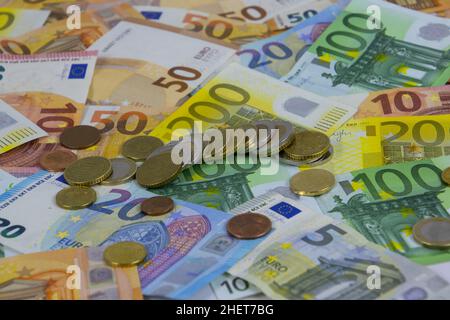 Euro-Münzen, die aus finanzieller Hinsicht auf Euro-Banknoten liegen Stockfoto