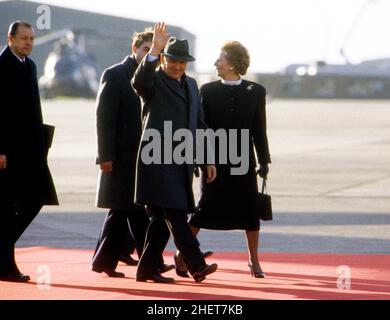 Premierministerin Margaret Thatcher trifft am 7th 1987. Dezember auf dem RAF-Stützpunkt Brize Norton den sowjetischen Staatspräsidenten Michail Gorbatschow Stockfoto