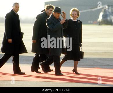 Premierministerin Margaret Thatcher trifft am 7th 1987. Dezember auf dem RAF-Stützpunkt Brize Norton den sowjetischen Staatspräsidenten Michail Gorbatschow Stockfoto