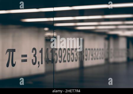 Das pi-Symbol und die Zahlen der mathematischen Konstante auf dem Glas Stockfoto