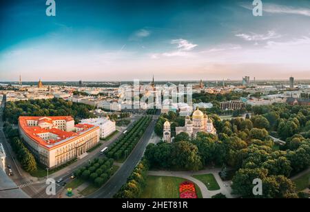 Riga, Lettland. Stadtbild Von Riga. Draufsicht Der Gebäude Justizministerium, Oberster Gerichtshof, Ministerkabinett Im Sommerabend. Luftaufnahme Stockfoto