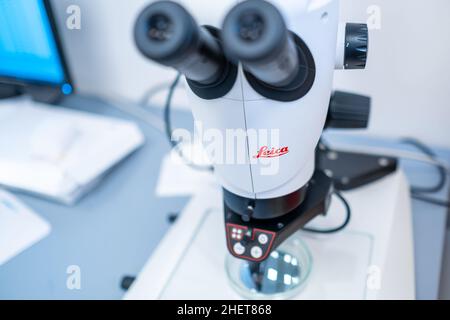 Leica Mikroskop und Computer für die DNA-Analyse oder kleine Objekte und Zellen. Mikrobiologische oder klinische Analyse, Januar 2022, Prag, Tschechische Republik. Stockfoto