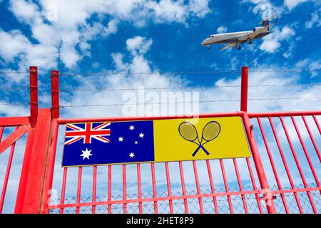 Australische Flagge neben gekreuzten Tennisschlägern am Flughafenzaun mit Privatjet am Himmel. Australien, Novak Djokovic, Visum, Abschiebung, Covid.. Konzept Stockfoto