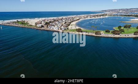 Luftbild blaues Wasser des Pazifischen Ozeans und der Bucht, und Mission Beach Gemeinschaft von Wohnanlagen und Touristenhütten, San Diego, Kalifornien, USA Stockfoto