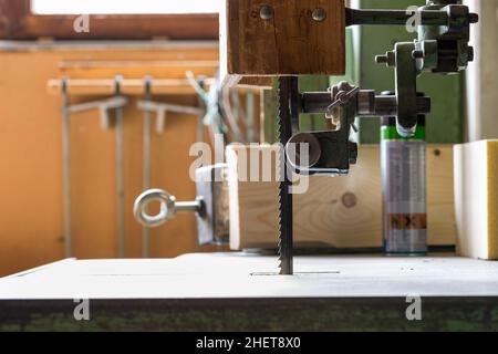 Große industrielle Bandsäge der Zimmerei mit Tisch und Rollen Stockfoto