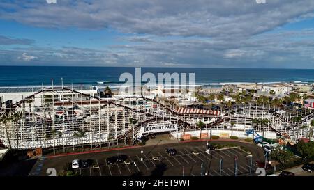 Luftaufnahme Mission Beach, mit hölzerner Riesendipper Achterbahn und Vergnügungsfahrten, historischer Belmont Park bei Sonnenaufgang, San Diego, Kalifornien, USA Stockfoto