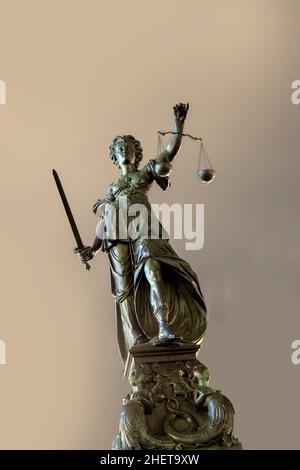 lady Justice auf dem römerplatz in Frankfurt am Main bei Nacht Stockfoto