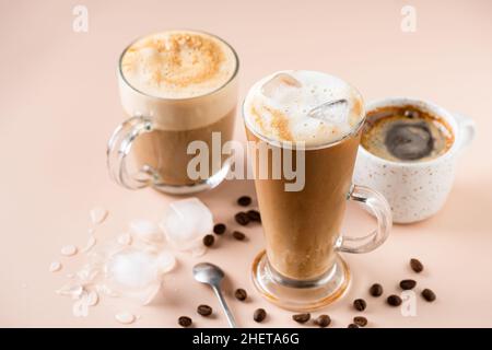 Eiskaffee Latte in Glasbecher, Espressotasse und Cappuccino. Verschiedene Kaffeegetränke Stockfoto
