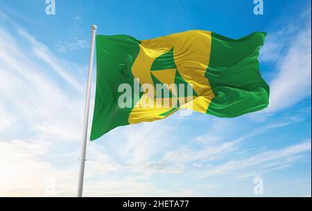 Flagge von Prince Albert, Saskatchewan, Kanada bei bewölktem Himmel bei Sonnenuntergang, Panoramablick. Kanadisches Reise- und Patriot-Konzept. Platz für W kopieren Stockfoto