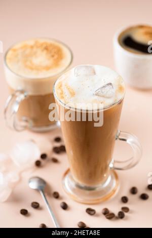 Tasse Ice Latte Coffee In Glas Tasse Nahaufnahme. Erfrischender, Sommerlicher, Kalter Kaffee Stockfoto