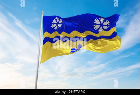 Flagge von Prince George, British Columbia, Kanada bei bewölktem Himmel bei Sonnenuntergang, Panoramablick. Kanadische Reise und Patriot Konzept. Copy space f Stockfoto