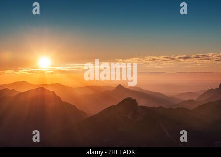 Farbenprächtiger Sonnenuntergang auf den österreichischen bergalpen Stockfoto