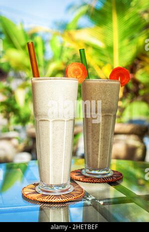 Smoothie Protein Shake mit frischem Obst. Kraft und Energie trinken. Gesunder Vitamin-Frühstückscocktail auf dem Tisch Stockfoto