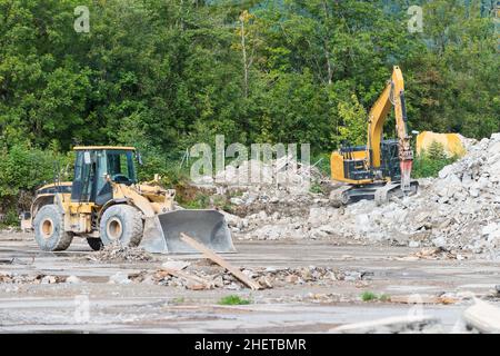 Planierraupe und pneumatischer Presshammer-Bagger auf Abbruchstelle Stockfoto