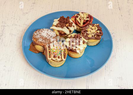 Mini Zimtrollen mit verschiedenen Geschmacksrichtungen von Schokolade und Nüssen und Kokosnuss Stockfoto