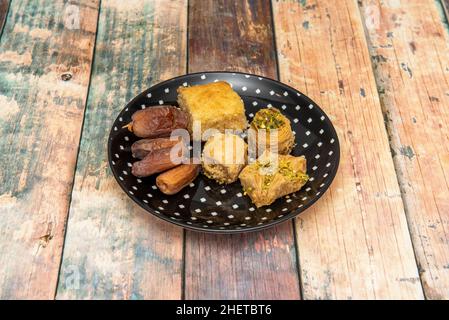 Baklava ist ein Kuchen aus einer Paste zerdrückter Pistazien oder Walnüsse, der in einem Filoteig verteilt und in Sirup oder Honigsirup, Haselnüssen und al gebadet wird Stockfoto