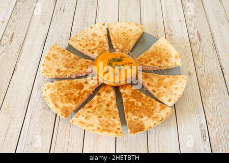 Die Quesadilla ist ein mexikanisches Gericht aus Mais- oder Weizentortilla, das in zwei Hälften gefaltet und mit Käse oder anderen Zutaten gefüllt und heiß gegessen werden kann, entweder f Stockfoto