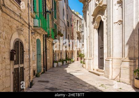 Landschaftlich schöner Sommerblick in der Altstadt von Molfetta, Provinz Bari, Apulien (Apulien), Süditalien. Stockfoto