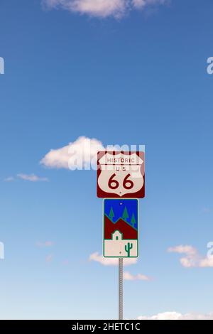 Route 66 Schild unter klarem blauen Himmel im Golden Valley Stockfoto