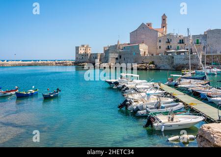 Die schöne Uferpromenade von Giovinazzo, Stadt in der Provinz Bari, Apulien (Puglia), Süditalien. Stockfoto