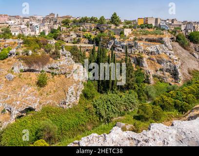 Gravina in Puglia an einem sonnigen Sommertag, Provinz Bari, Apulien, Süditalien. Stockfoto