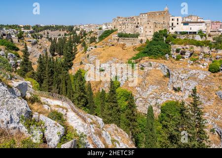 Gravina in Puglia an einem sonnigen Sommertag, Provinz Bari, Apulien, Süditalien. Stockfoto