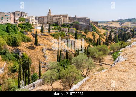 Gravina in Puglia an einem sonnigen Sommertag, Provinz Bari, Apulien, Süditalien. Stockfoto