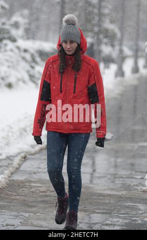 Winter in Serbien: Junge Frau beim Spaziergang im Saint Sava Park, Belgrad Stockfoto