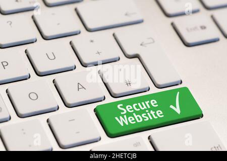 Computertastatur mit den Worten scure Website Phishing auf grüner Taste Stockfoto