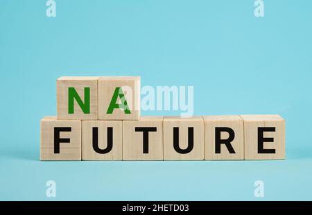 Drehte einen Würfel und änderte das Wort „Zukunft“ in „Natur“ oder umgekehrt. Dreht Würfel und ändert das Wort Zukunft in die Natur Stockfoto