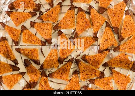 Blick von oben auf köstliche Nusskanten Cookies für weihnachten Stockfoto