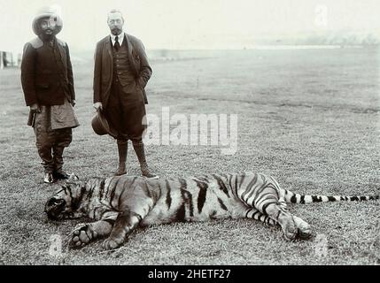 GEPRGE V (18651936) auf einer Tigerjagd in Nepali 1911 mit Chandra Shumsher Rana, dem Premierminister Nepals. Stockfoto