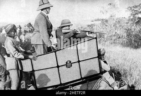 GEPRGE V (18651936) auf einer Tiger-Jagd in Nepali 1911. Der Fahrer hat seine Ohren zugedeckt.der Mann hinter dem König half beim Nachladen der Waffe. Stockfoto
